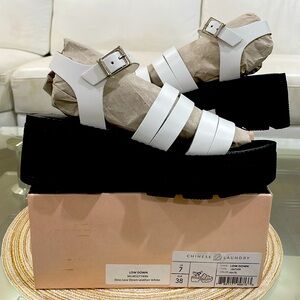 NIB white leather Chinese Laundry straps sandals open toe black chunky heels 7